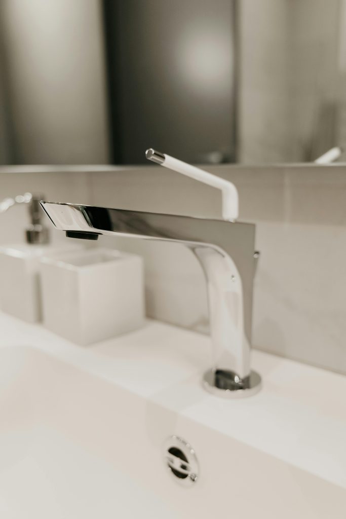 Meriç mutfak lavabo tıkanıklığı açma işlemi öncesi pimaş borusu içinde taşlaşmış yağ ve yemek artığı tabakası.