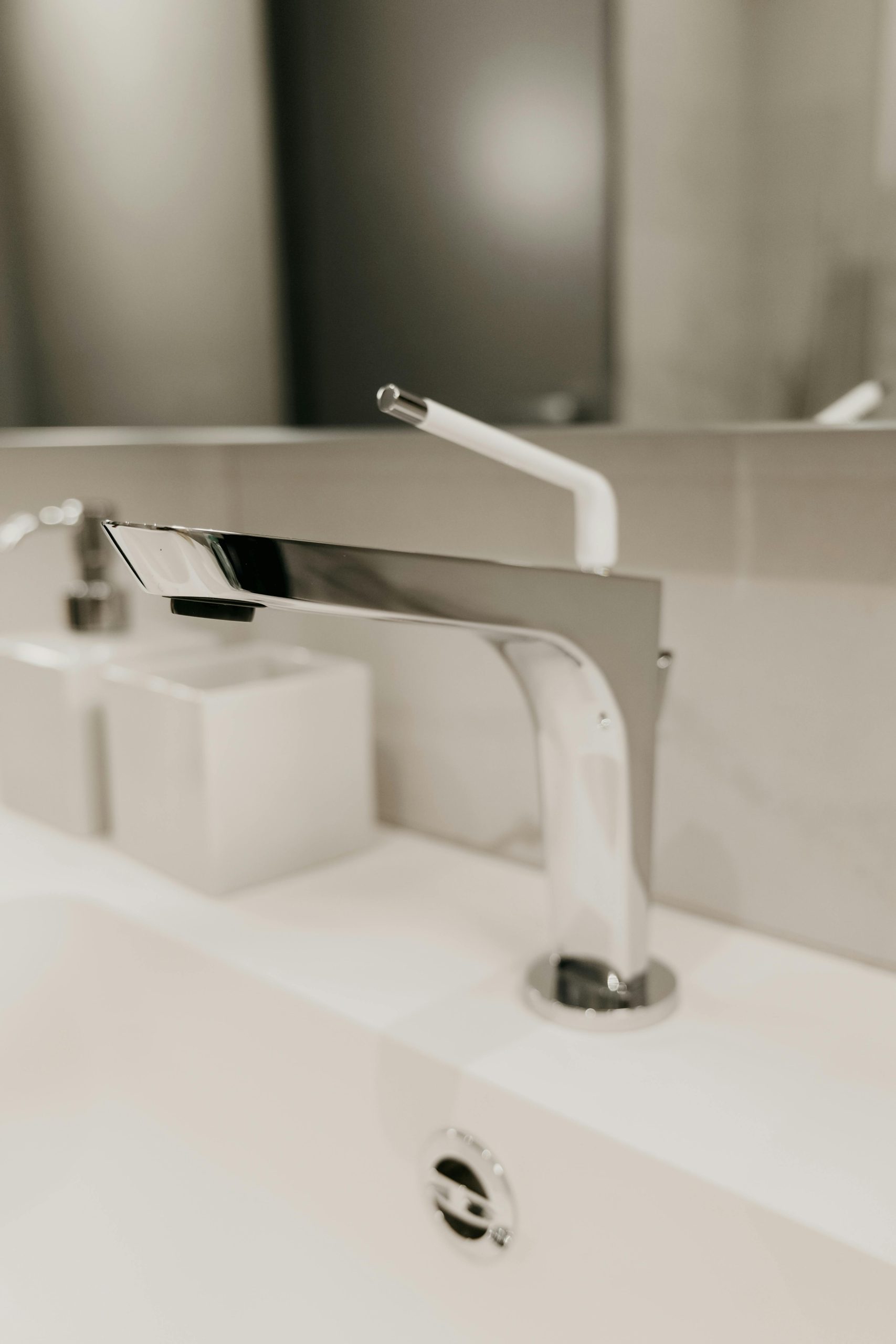 Meriç mutfak lavabo tıkanıklığı açma işlemi öncesi pimaş borusu içinde taşlaşmış yağ ve yemek artığı tabakası.