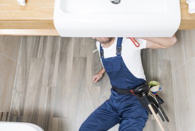 Kırklareli tıkanıklık açma — tesisat ustası lavabo altında boru bağlantısını kontrol ediyor