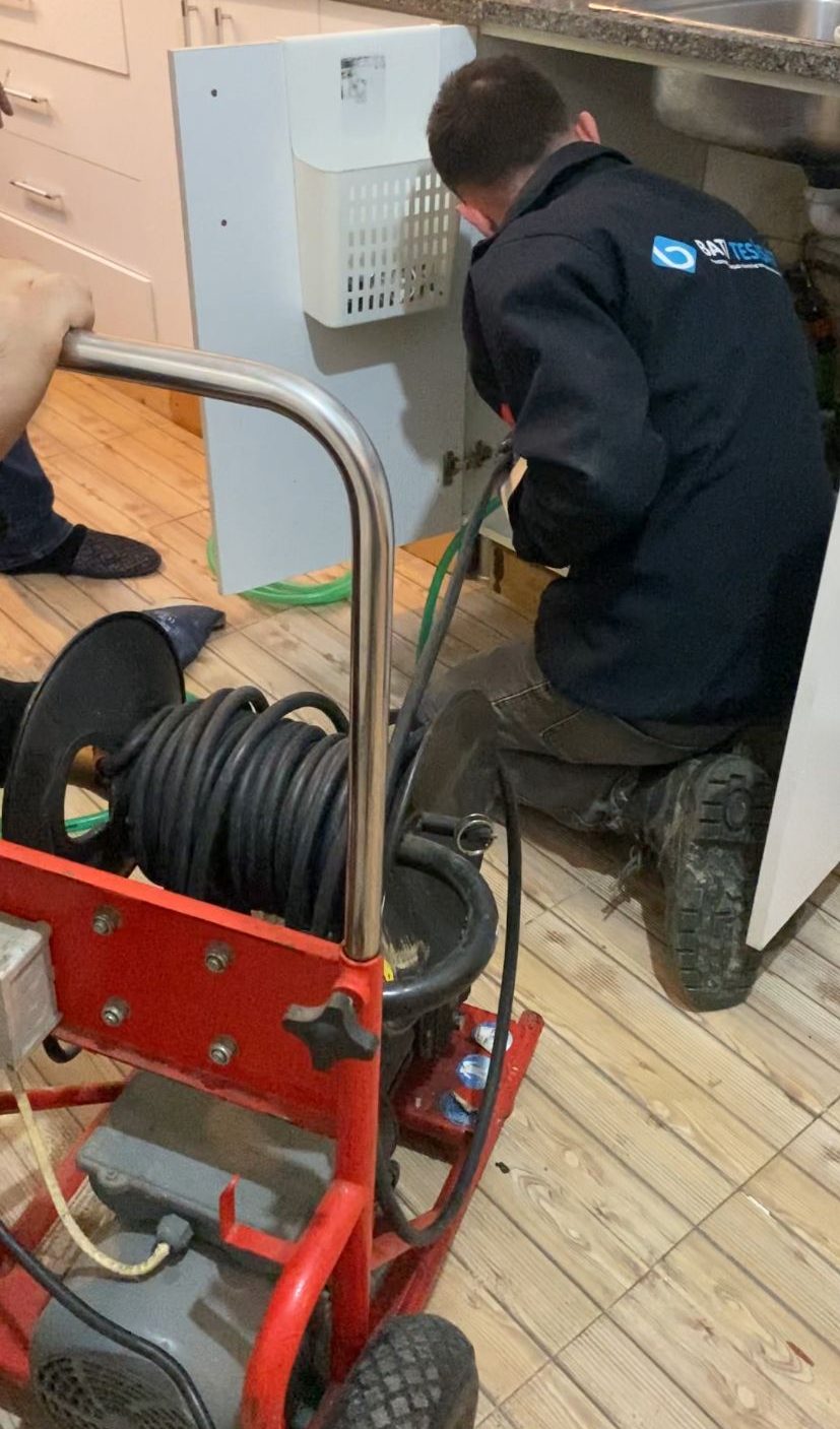 Kırklareli tıkalı lavabo açma operasyonunda pimaş içi tıkanıklığı belirleyen Full HD endoskopi kamerası ve akustik su kaçağı tespiti cihazı.